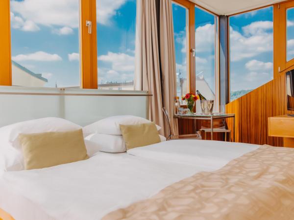 Wenceslas Square Hotel - Czech Leading Hotels : photo 4 de la chambre chambre double de luxe avec vue sur le château de prague