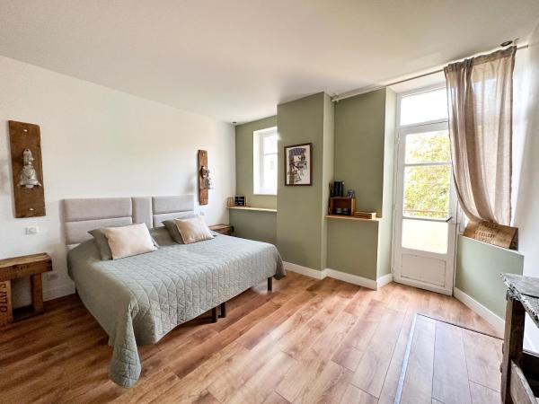 Chambres d'hotes - Le Magnolia : photo 6 de la chambre chambre lit king-size avec balcon