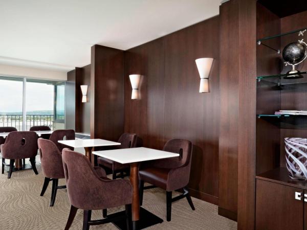 Sheraton Cavalier Calgary Hotel : photo 9 de la chambre chambre lit king-size deluxe - accès au club