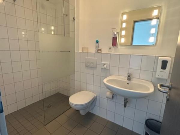 Arena Hostel & Monteurzimmer : photo 5 de la chambre chambre double avec salle de bains privative