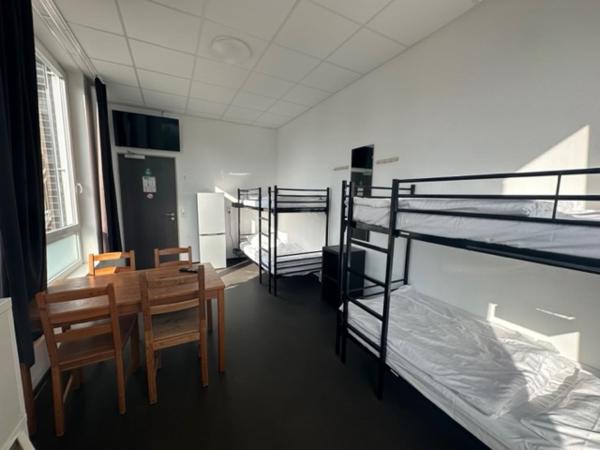 Arena Hostel & Monteurzimmer : photo 2 de la chambre lit dans un dortoir mixte de 4 lits avec salle de bains commune au même Étage