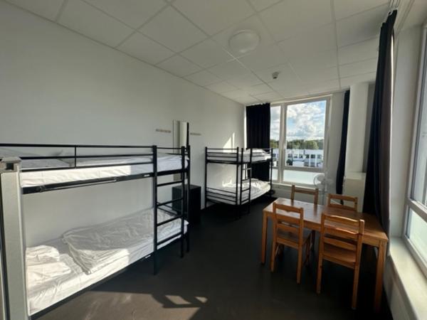 Arena Hostel & Monteurzimmer : photo 1 de la chambre lit dans un dortoir mixte de 4 lits avec salle de bains commune au même Étage