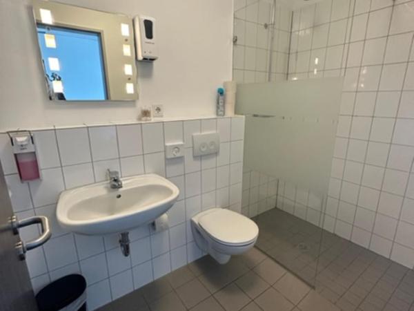 Arena Hostel & Monteurzimmer : photo 7 de la chambre chambre familiale avec douche 