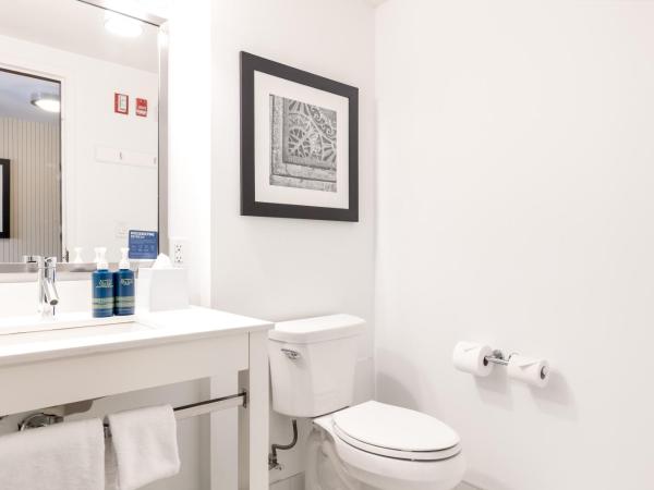 Four Points by Sheraton Kelowna Airport : photo 2 de la chambre chambre lit king-size