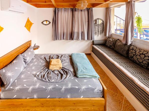 The Rina Hostel : photo 1 de la chambre chambre double - vue sur mer