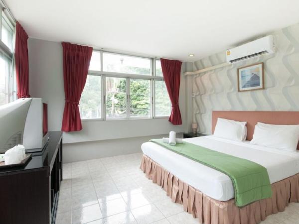 FnB Hotel Central Pattaya : photo 1 de la chambre chambre standard lit queen-size