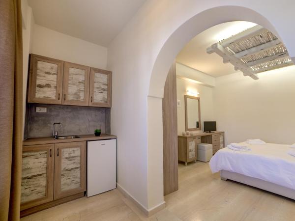 Ifestos Villa : photo 6 de la chambre chambre double de luxe avec balcon - vue sur piscine