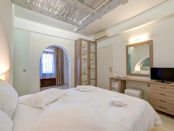 Ifestos Villa : photo 2 de la chambre chambre double de luxe avec balcon - vue sur piscine