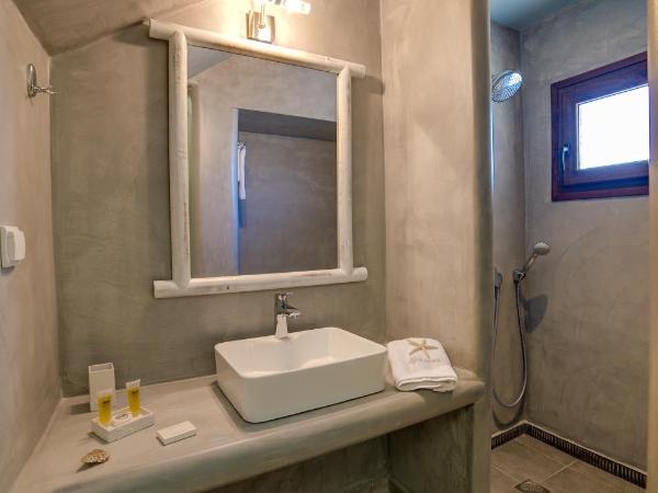 Ifestos Villa : photo 8 de la chambre chambre double de luxe avec balcon - vue sur piscine