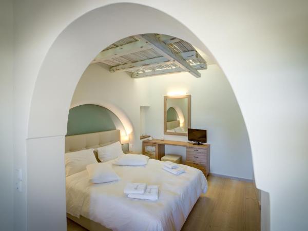 Ifestos Villa : photo 5 de la chambre chambre double de luxe avec balcon - vue sur piscine