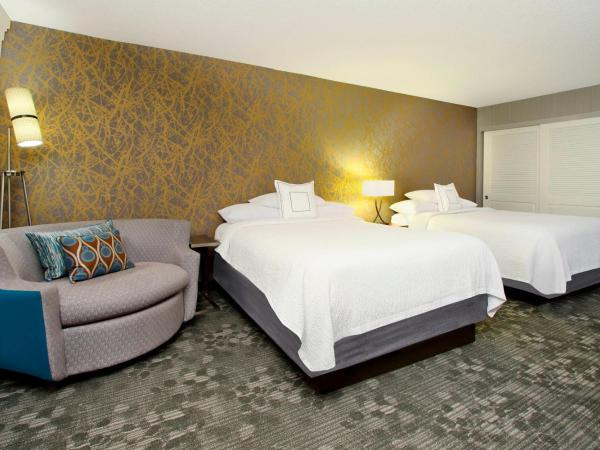 Courtyard Atlanta Airport West : photo 1 de la chambre chambre deluxe avec 2 lits queen-size