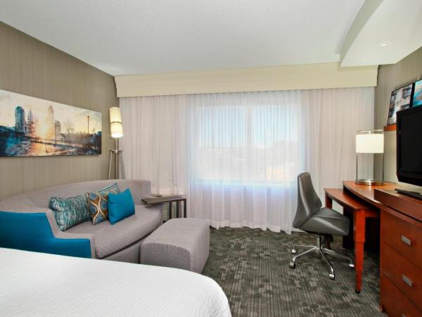 Courtyard Atlanta Airport West : photo 2 de la chambre chambre lit king-size avec canapé-lit