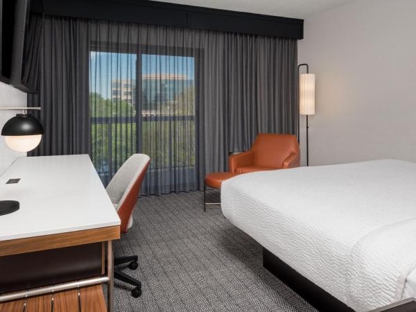 Courtyard by Marriott Charlotte Ballantyne : photo 4 de la chambre chambre lit king-size avec balcon