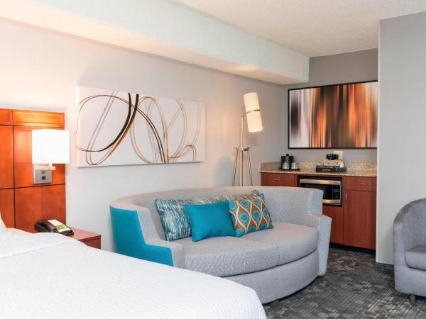 Courtyard Louisville Downtown : photo 3 de la chambre suite lit king-size exécutive avec canapé-lit