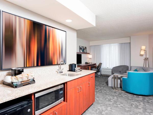 Courtyard Louisville Downtown : photo 4 de la chambre suite lit king-size et canapé-lit