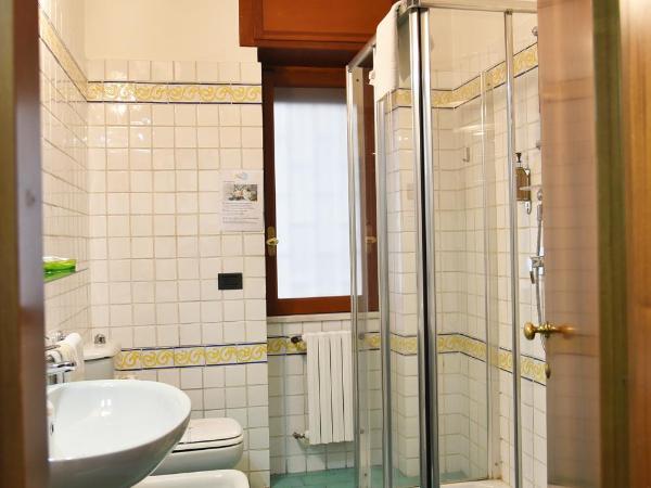 B&B Amalfi Coast Salerno : photo 4 de la chambre chambre double deluxe avec douche
