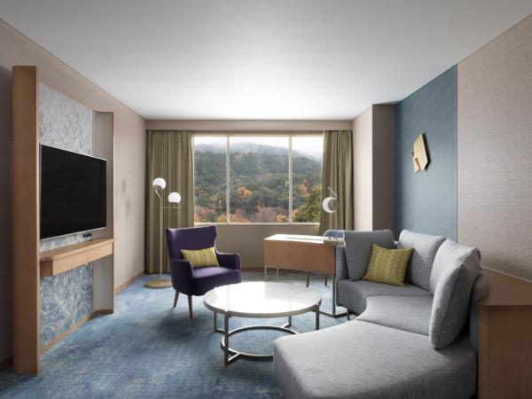 The Westin Miyako Kyoto : photo 3 de la chambre suite lit king-size de luxe - accès au salon club