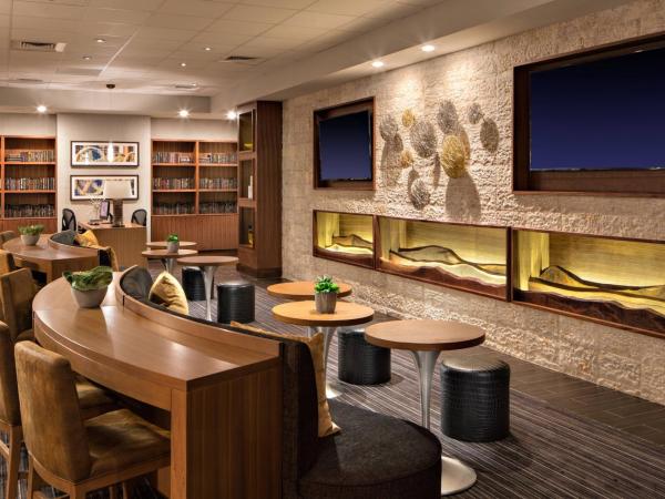 Houston Marriott South at Hobby Airport : photo 10 de la chambre concierge standard room - non-smoking