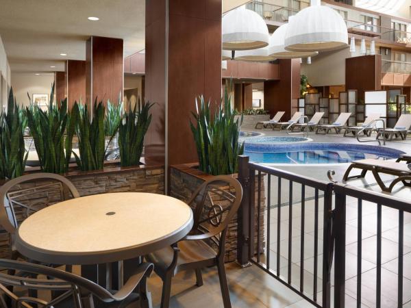 Delta Hotels by Marriott Calgary South : photo 4 de la chambre chambre deluxe 2 lits queen-size superposés - vue sur atrium - coté piscine