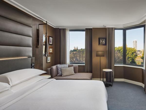 Sheraton Grand Sydney Hyde Park : photo 4 de la chambre suite lit king-size exécutive avec accès au salon club - vue sur hyde park