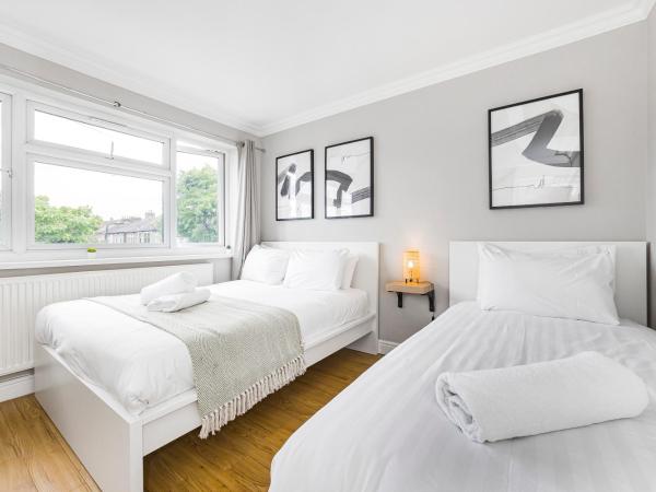 Rose Terrace : photo 1 de la chambre chambre lits jumeaux avec salle de bains commune