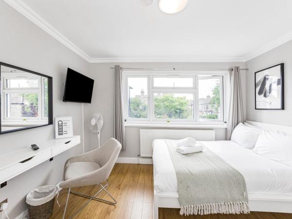 Rose Terrace : photo 2 de la chambre chambre lits jumeaux avec salle de bains commune