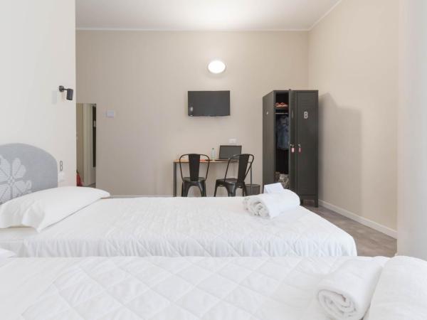 Piccolo Catalunya Hostel : photo 2 de la chambre chambre double ou lits jumeaux avec salle de bains privative