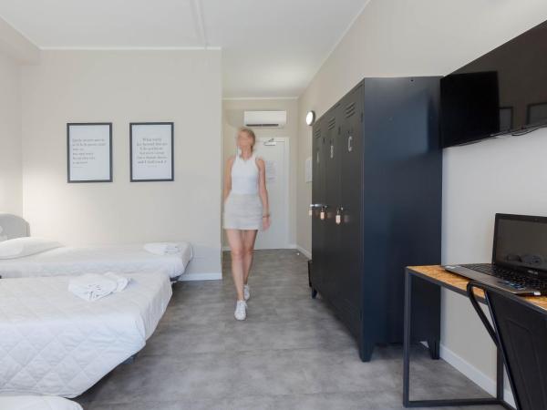 Piccolo Catalunya Hostel : photo 2 de la chambre chambre triple avec balcon