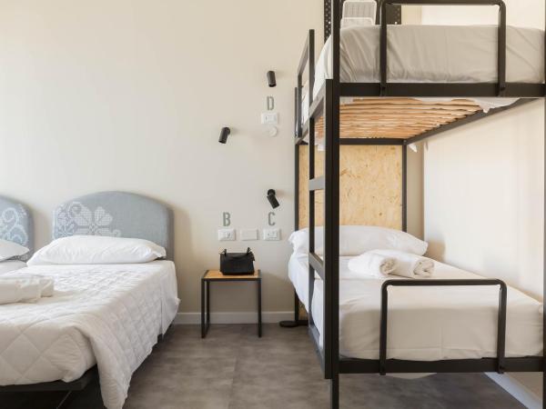 Piccolo Catalunya Hostel : photo 6 de la chambre chambre confort avec balcon
