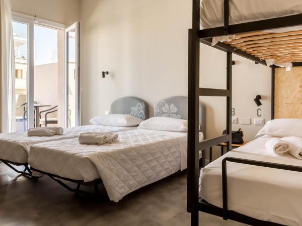 Piccolo Catalunya Hostel : photo 1 de la chambre chambre confort avec balcon