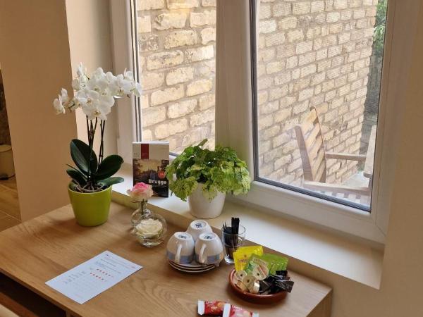 B&B Fine Fleur : photo 6 de la chambre  standaard triple room annex met terras