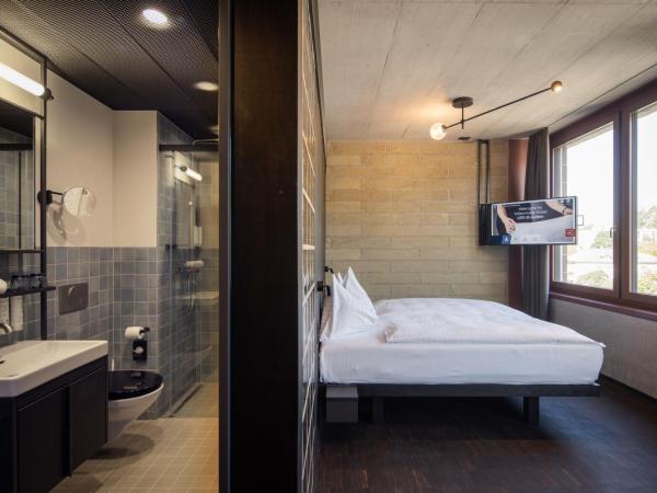 Tailormade Hotel LEO St Gallen : photo 4 de la chambre hébergement lit king-size classique