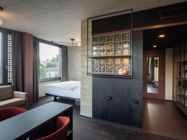 Tailormade Hotel LEO St Gallen : photo 8 de la chambre chambre lit king-size deluxe