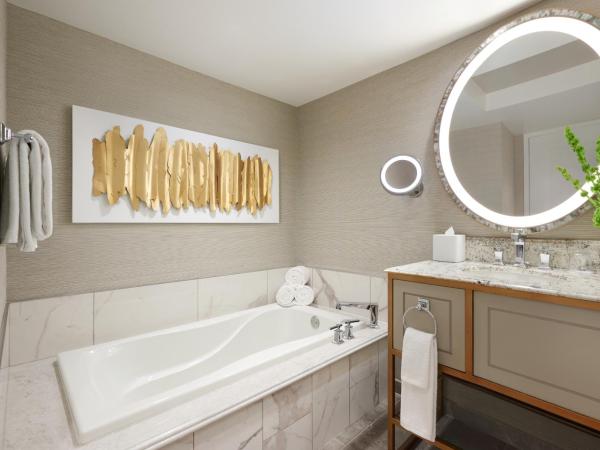 Bellagio : photo 4 de la chambre hébergement lit king-size rénové - vue sur strip - tour spa