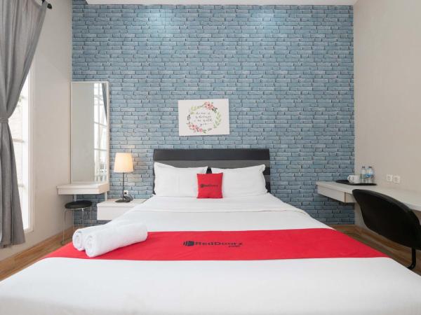 RedDoorz Premium near RS Pondok Indah La Maison : photo 2 de la chambre chambre double