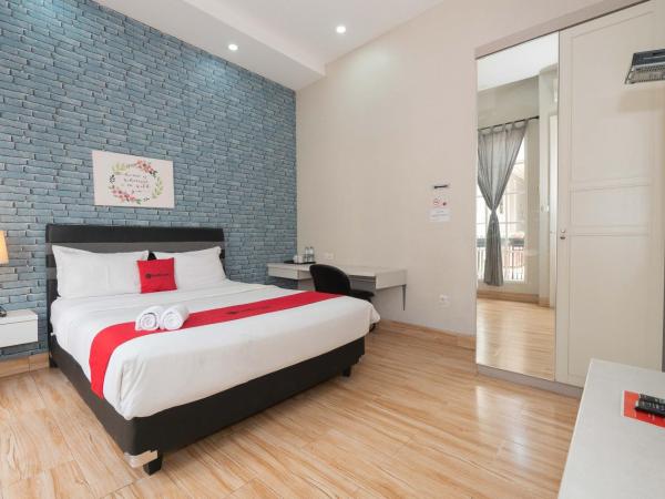 RedDoorz Premium near RS Pondok Indah La Maison : photo 6 de la chambre chambre double