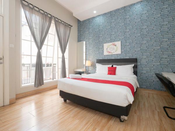 RedDoorz Premium near RS Pondok Indah La Maison : photo 5 de la chambre chambre double