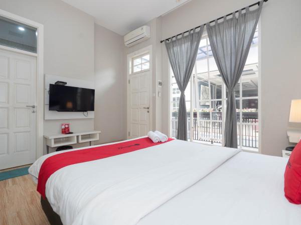 RedDoorz Premium near RS Pondok Indah La Maison : photo 4 de la chambre chambre double