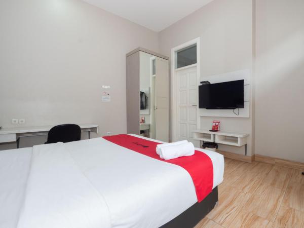 RedDoorz Premium near RS Pondok Indah La Maison : photo 3 de la chambre chambre double