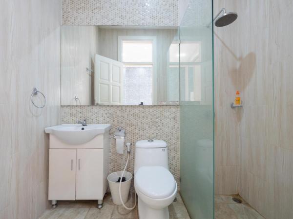 RedDoorz Premium near RS Pondok Indah La Maison : photo 7 de la chambre chambre double