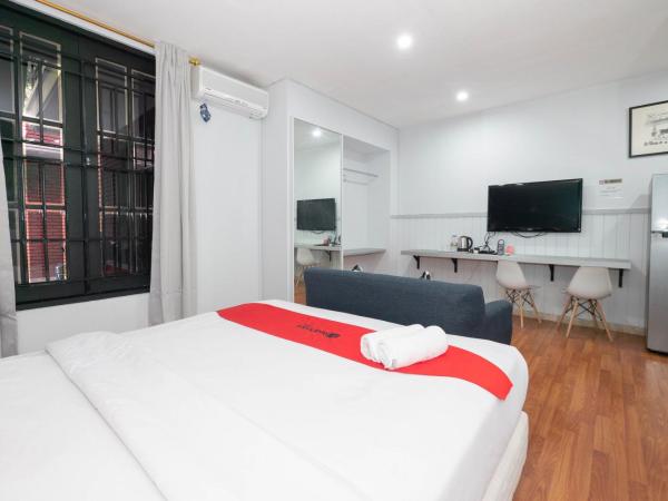 RedDoorz Premium near RS Pondok Indah La Maison : photo 7 de la chambre chambre double supérieure