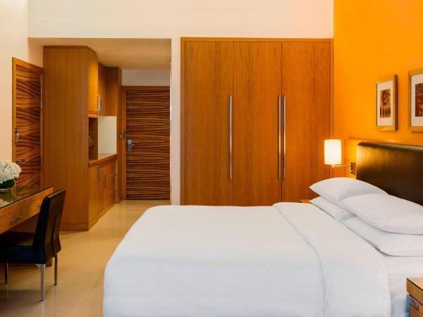 Four Points by Sheraton Bur Dubai : photo 2 de la chambre classic king room with complimentary shuttle service to dubai mall & kite beach