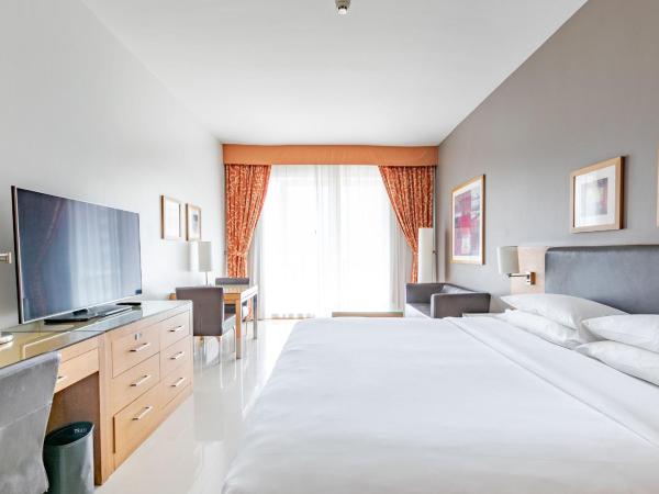 Four Points by Sheraton Bur Dubai : photo 3 de la chambre classic king room with complimentary shuttle service to dubai mall & kite beach