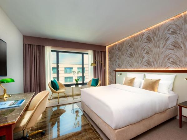 JW Marriott Hotel Berlin : photo 3 de la chambre chambre lit queen-size club exécutive avec accès au salon club exécutif