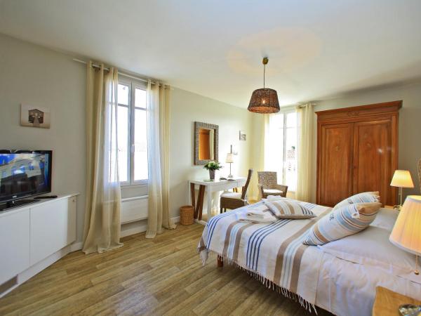 Logis Hôtel La Chaize : photo 1 de la chambre chambre double privilège avec terrasse