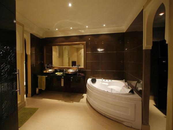 Riad Carllian : photo 9 de la chambre suite lit king-size avec jacuzzi