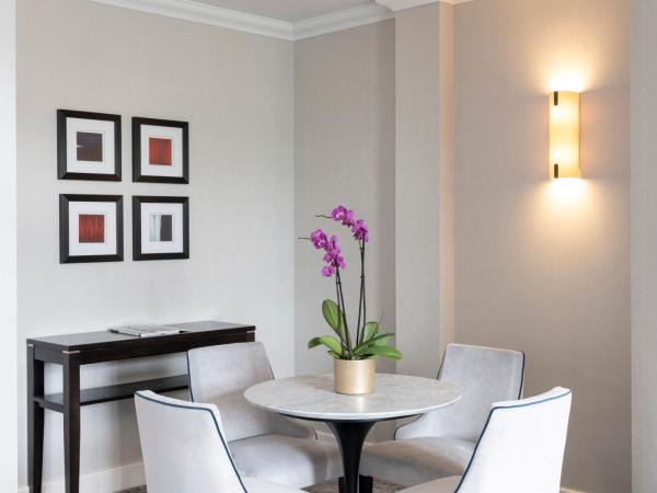 Tower Residences by Blue Orchid : photo 9 de la chambre studio dans résidence tour avec cuisine