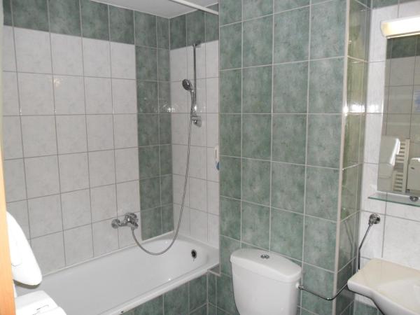 Hotel Veritas : photo 4 de la chambre chambre familiale (2 adultes et 2 enfants)