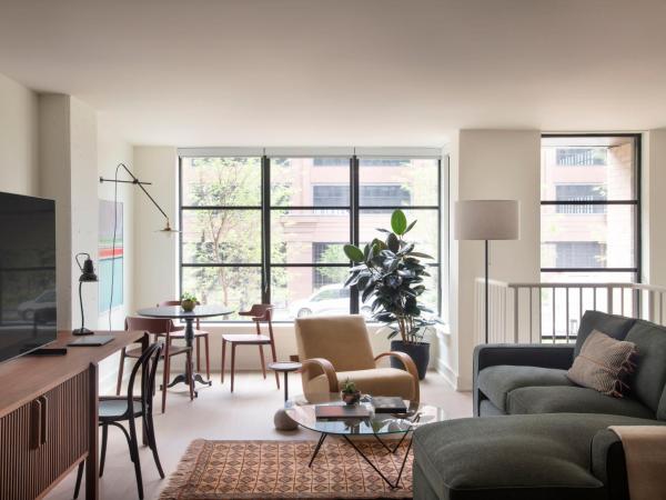 Roost Baltimore : photo 2 de la chambre two bedroom two-level townhome + private entrance