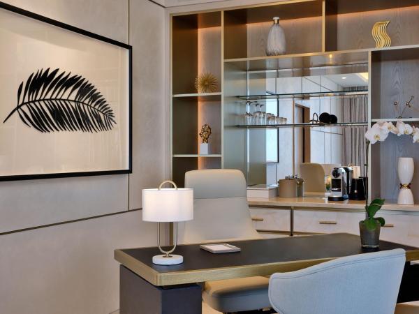 The St. Regis Dubai, The Palm : photo 6 de la chambre suite astor avec 1 lit king-size - vue sur mer